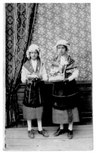 Marguerite et sa soeur Jeanne en 1917e 1917
